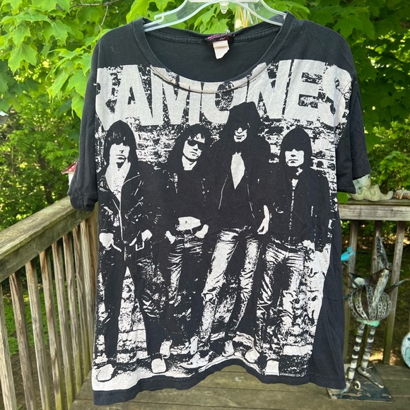 Vintage Ramones Tee. L. Fits more like a medium. - Picture 1 of 2